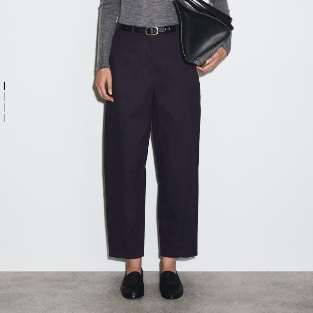COS BARREL-LEG COTTON CHINOS in NAVY
